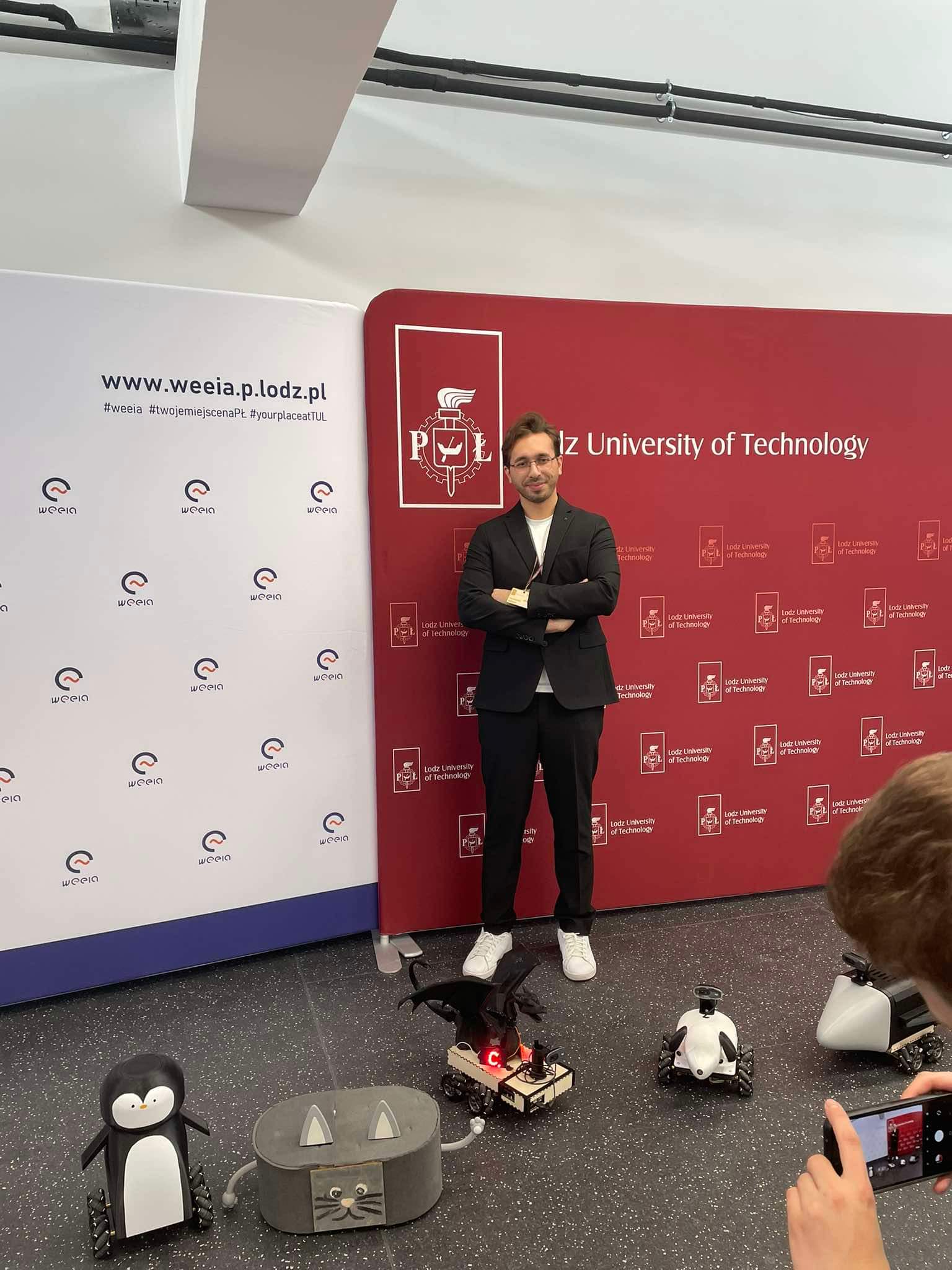 Tolgahan Gergin, Lodz University of Technology panosu önünde küçük robotlarla